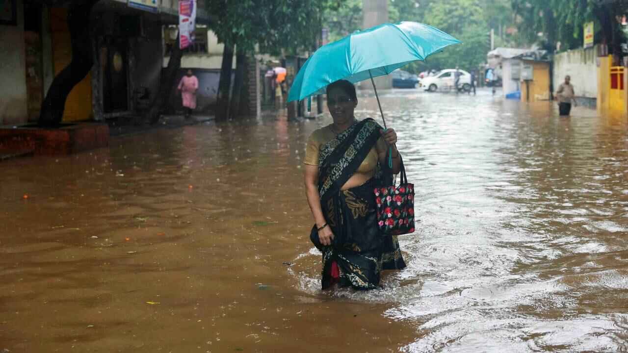 ವರುಣನ ಅಬ್ಬರ: ಬಿರುಗಾಳಿ ಸಹಿತ ಗುಡುಗು ಮಳೆ ಸಾಧ್ಯತೆ! 10 ಜಿಲ್ಲೆಗಳಿಗೆ ಯೆಲ್ಲೋ ಅಲರ್ಟ್
