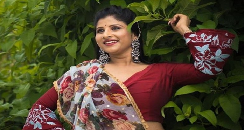Singer Mangli: Stones pelted at the car in which Singer Mangli was moving: Lathi charge by police