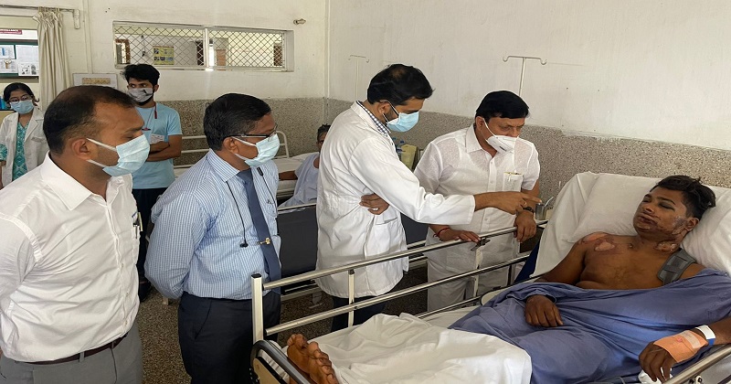 Udupi : Home Minister Araga Jnanendra inquires about the health of Go Protectors at Hospital