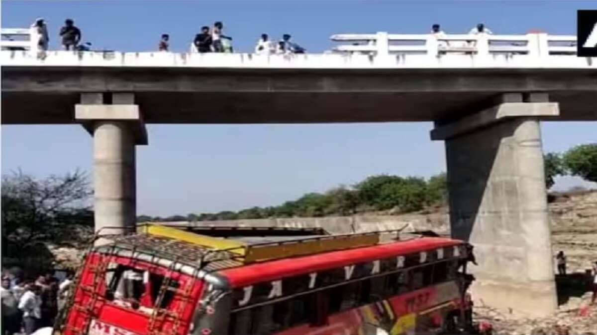 Bus Falls From Bridge: Bus fell from the bridge: 14 people died