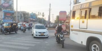 Private bus drivers creating traffic jam in Kalsanka Udupi