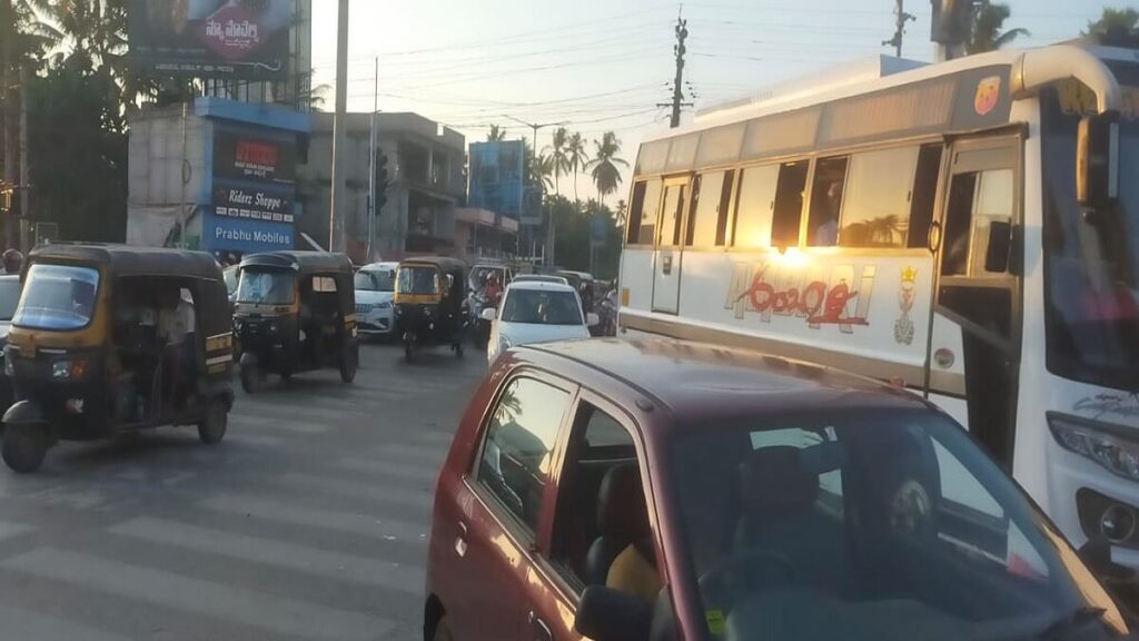 Private bus drivers creating traffic jam in Kalsanka Udupi