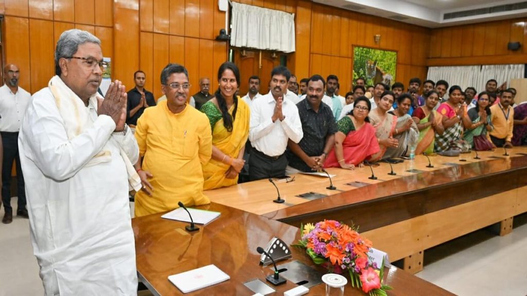 Old-pension-Scheme-Implementation-Cancellation-of-NPS-in-the-Karnataka-state-government-employees-say-cm-Siddaramaiah-1