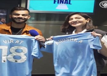 Special gift for King Kohli in London Manchester City Football Club gave a special gift to Virat Kohlis couple