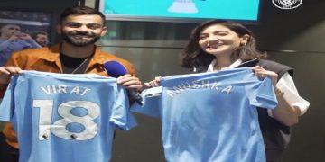 Special gift for King Kohli in London Manchester City Football Club gave a special gift to Virat Kohlis couple