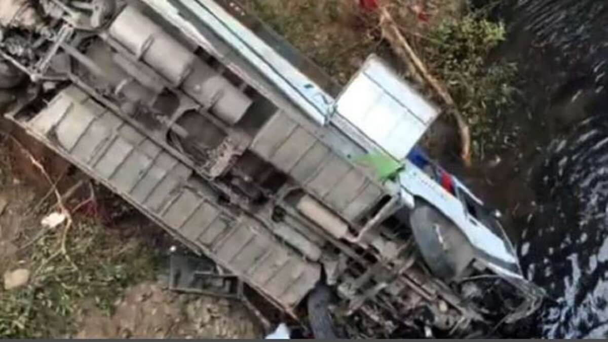 Andhra Pradesh Bus Accident: 7 people died and 15 people were injured when the bus fell into the canal