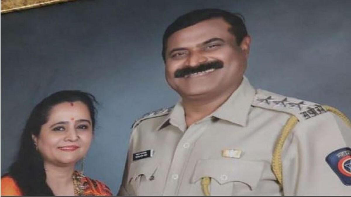 Maharashtra Crime News : Assistant Commissioner of Police shot dead wife, nephew with revolver