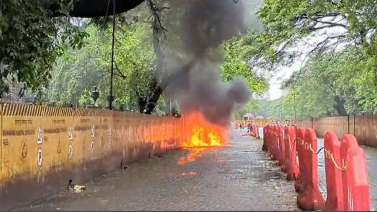 Mumbai Crime News : Moving Mercedes Benz car catches fire : Driver escapes with life