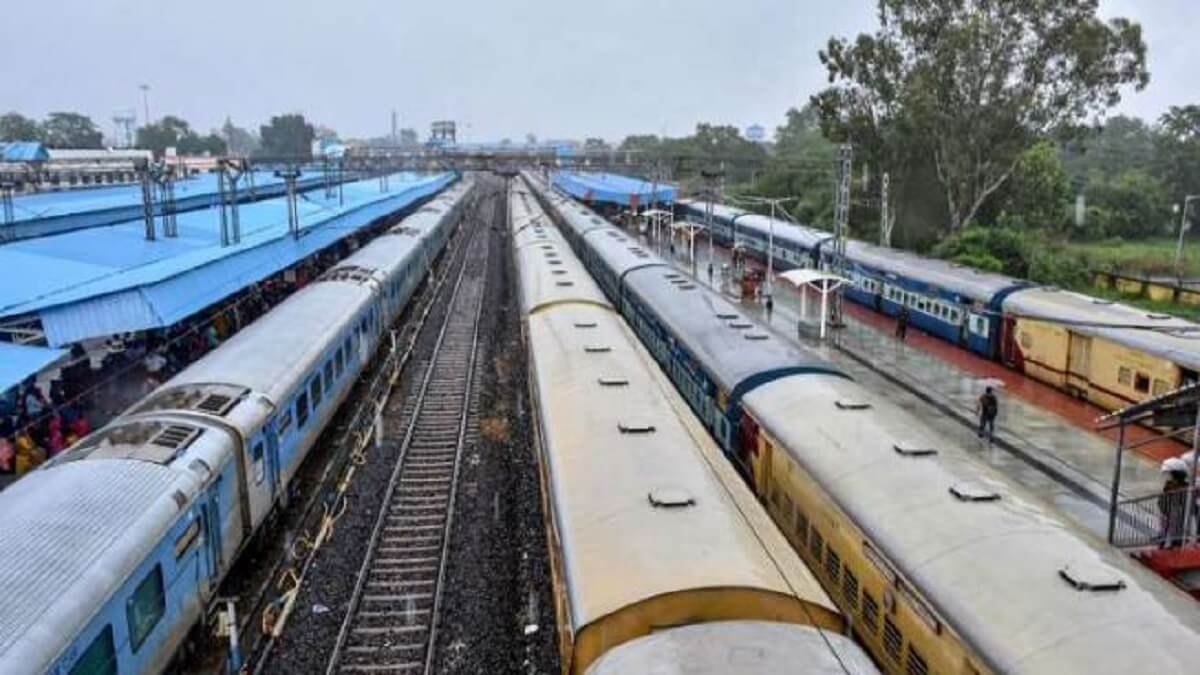 Maharashtra News : Man who pushed woman out of moving train : Accused arrested