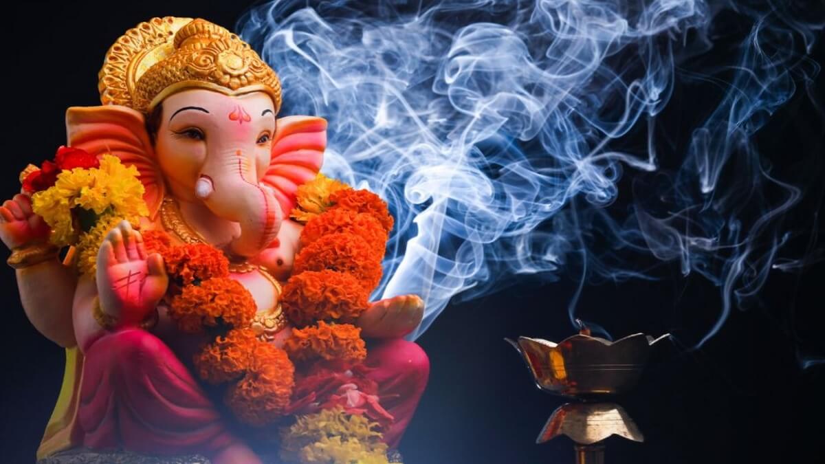 Ganesha Chaturthi According to Vaastu, in which position should the idol of Ganesha be placed 