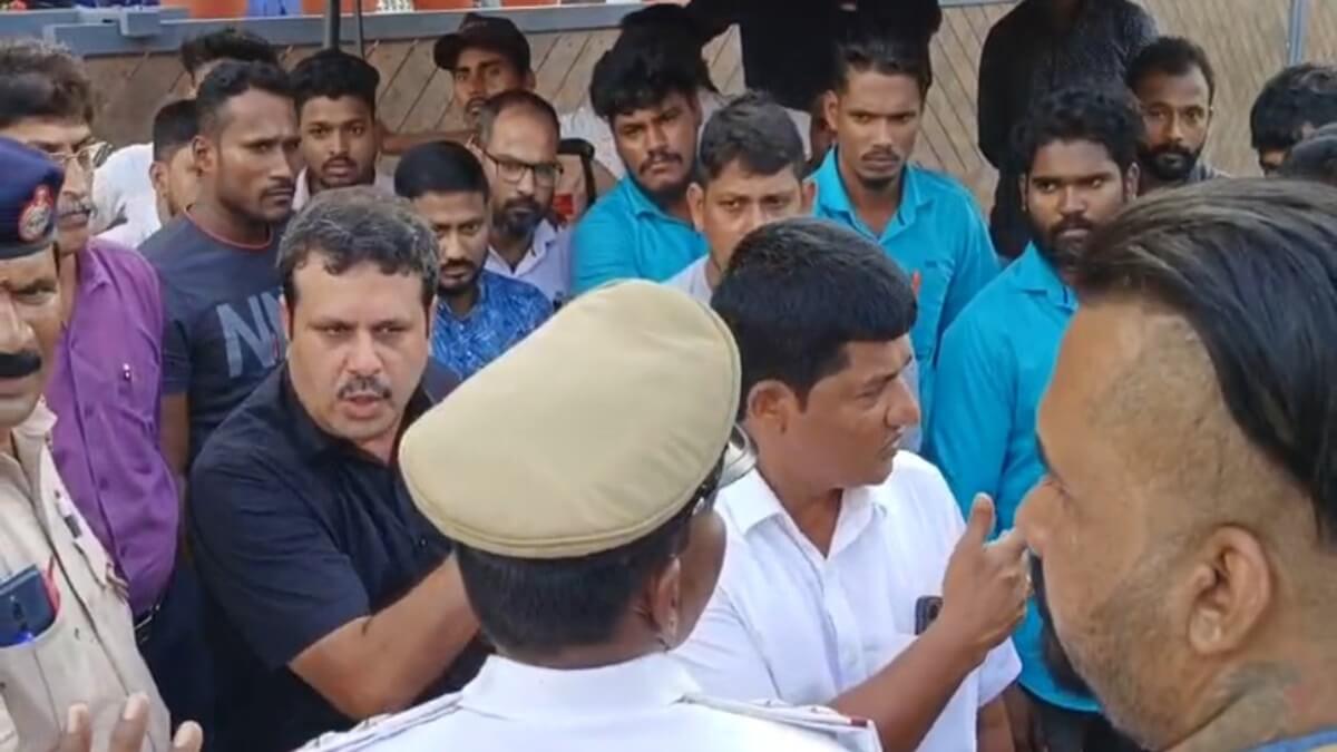 Udupi Jayalakshmi Silks owner and staff attempt to attack a rickshaw Driver public outrage 