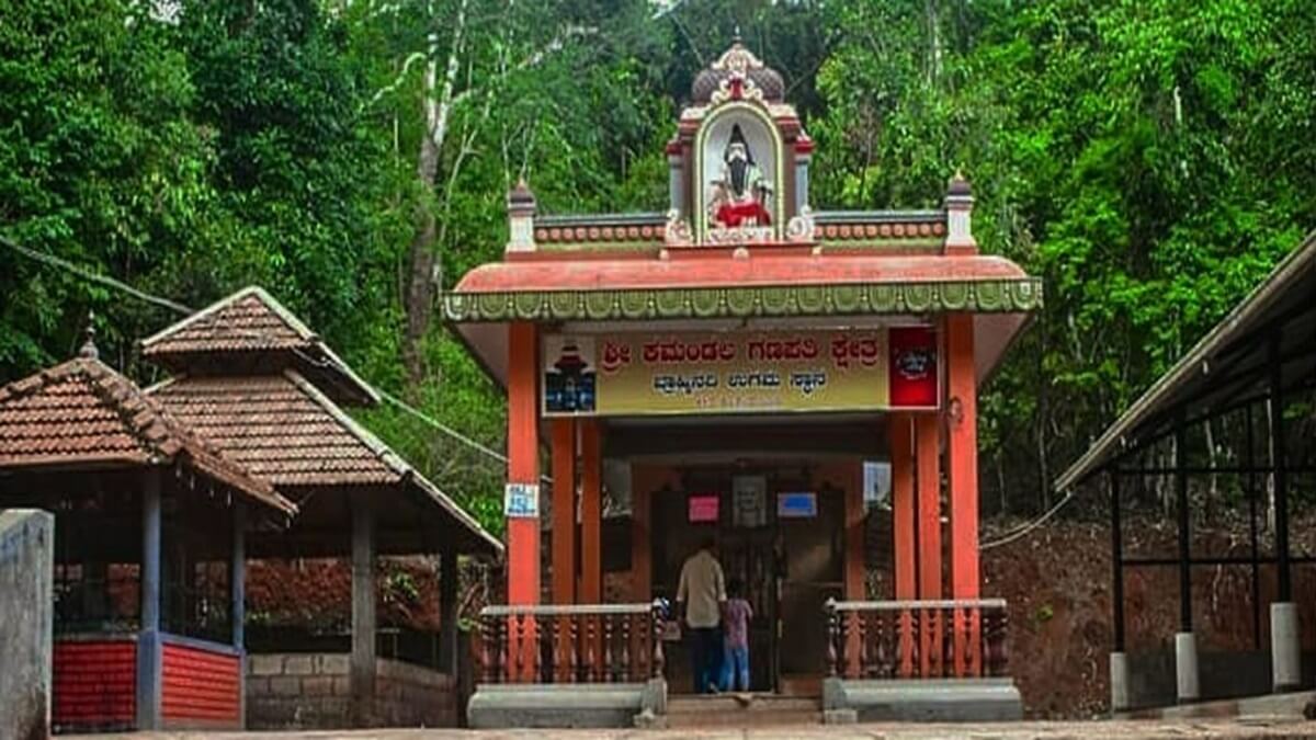 Kamandala Ganapathi Temple is precisely located on Siddaramata Road in Kesave village of Koppa taluk Chikkamgalore district