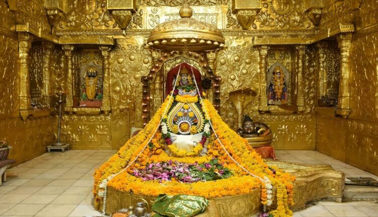 Somnath Jyotirling Temple in Gujarat This is the world's first Jortilinga-temple built by the moon