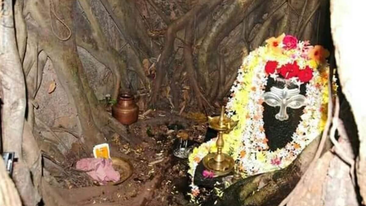 Basrur Tuluveshwar Temple is nestled in the shade of a banyan tree – nature itself is a temple to Shiva here