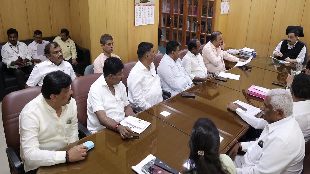 caste survey karnataka Backward classes commission president meet Sunil Kumar