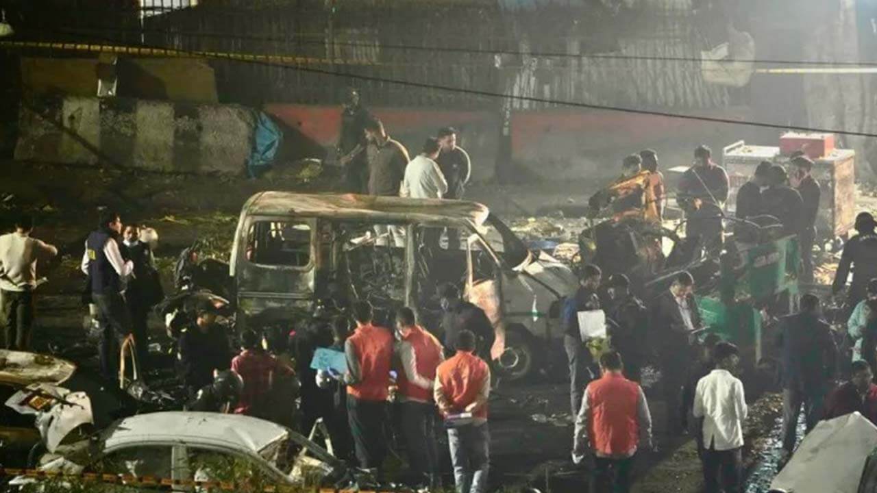 Delhi blast Suspected suicide attack happened in Delhi Driver sat without getting out of car for 3 hours