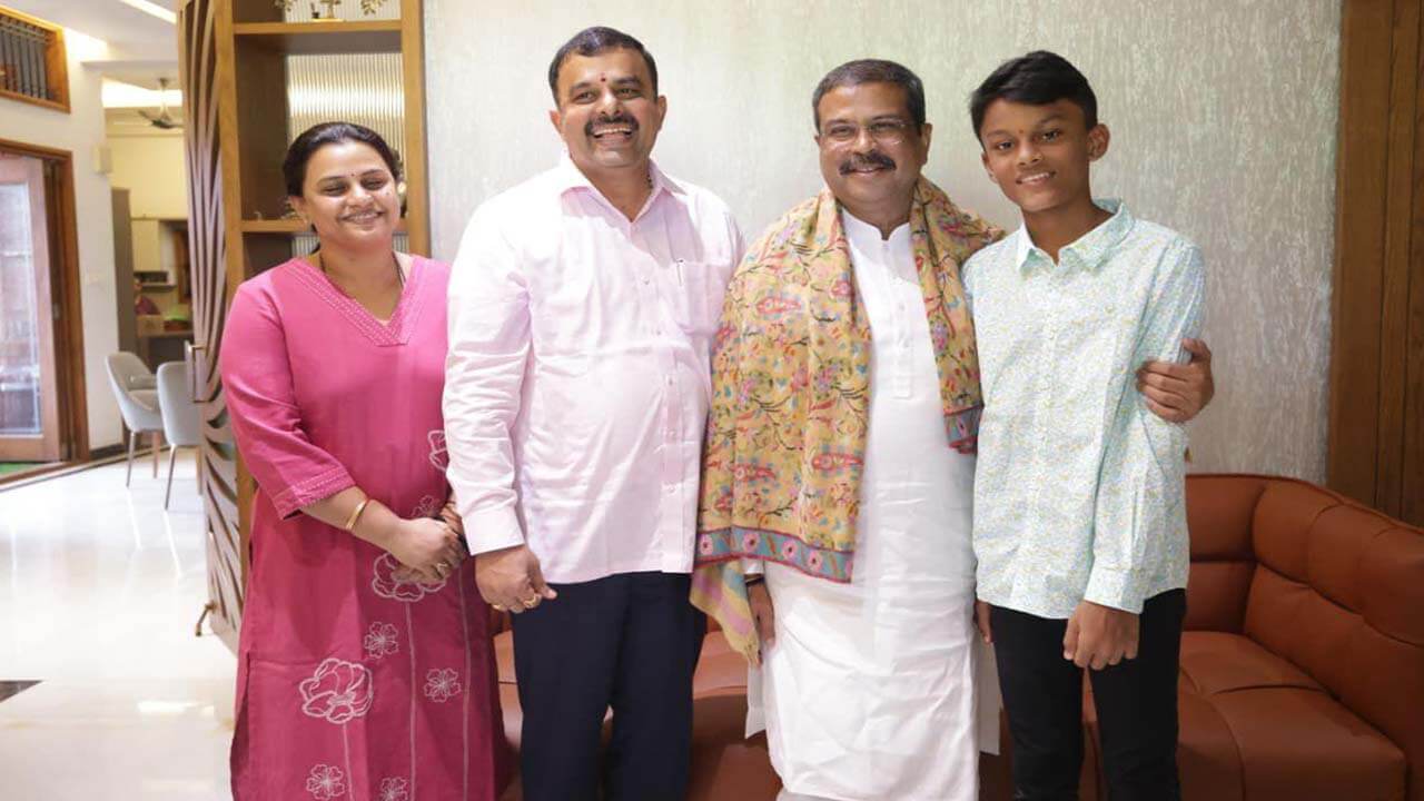 Minister Dharmendra Pradhan visit Karkala MLA Sunil Kumar House