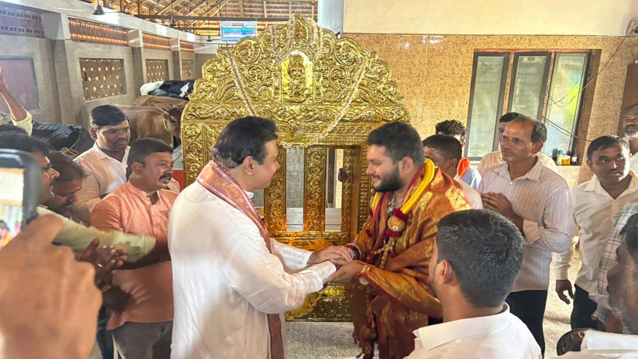 Promod Madhwaraj Dedicates Kanaka Kavacha to Kanakana Kindi at Udupi Sri Krishna Math 