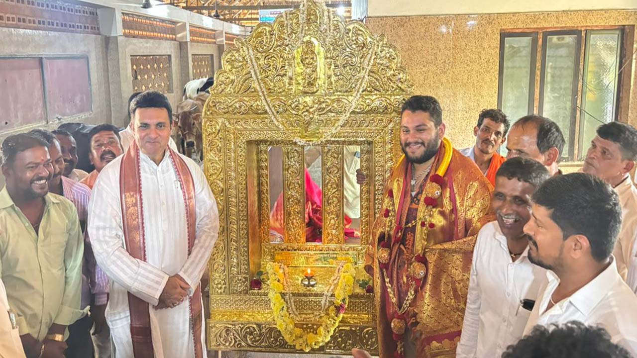 Promod Madhwaraj Dedicates Kanaka Kavacha to Kanakana Kindi at Udupi Sri Krishna Math 