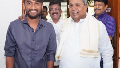Gilli Nata with CM Siddaramaiah