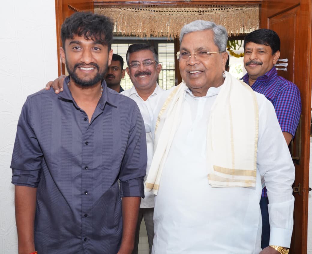Gilli Nata with CM Siddaramaiah