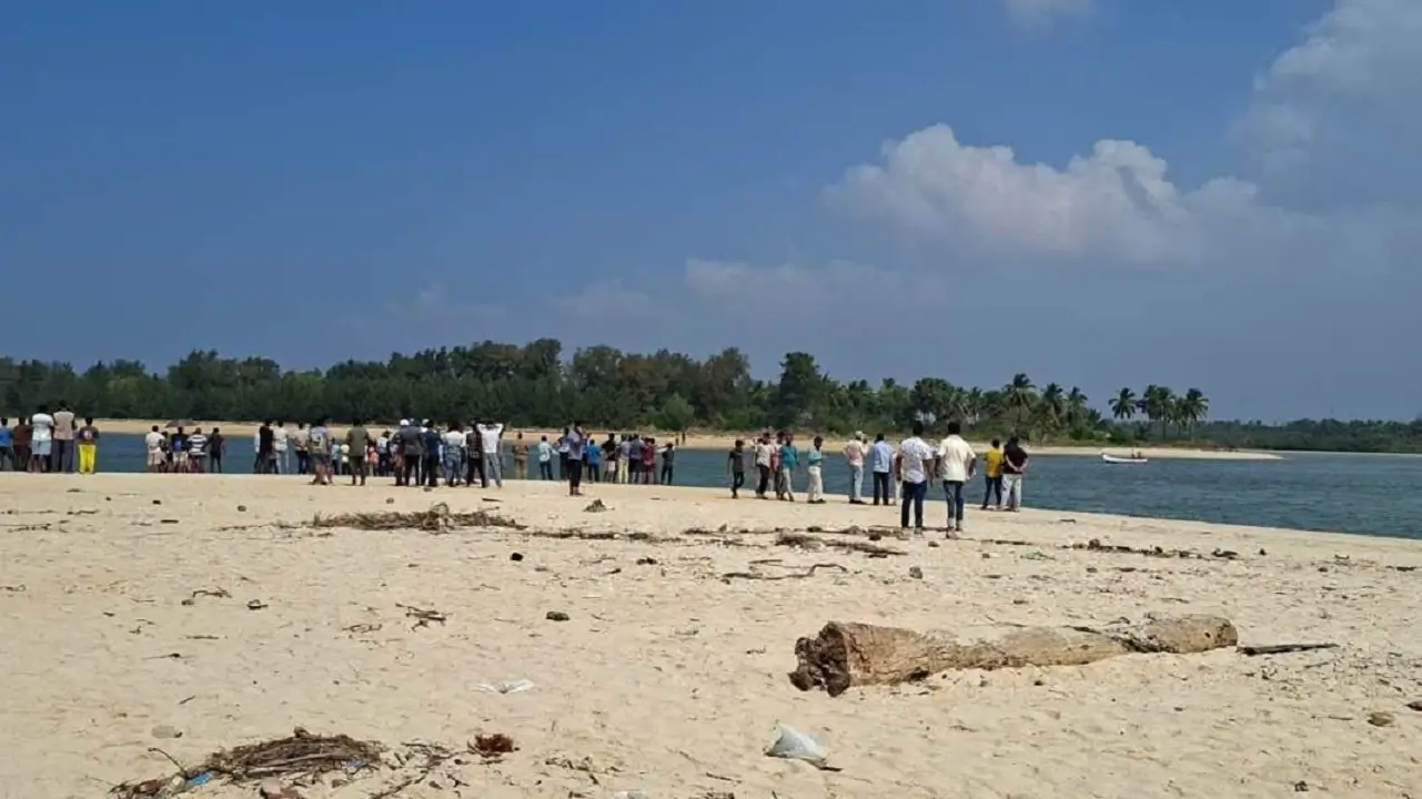 Udupi Kodi Bengre Wave Rider Tourist boat capsizes in the sea two in critical condition