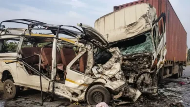 Maharashtra palghar highway road accident tempo truck collision kannada news