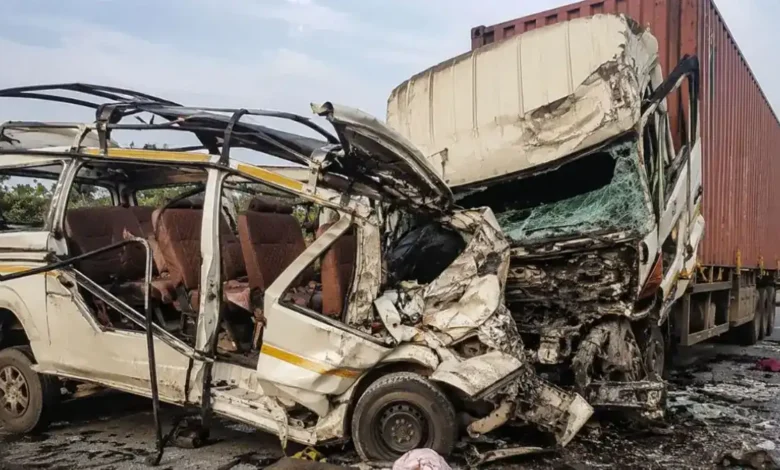 Maharashtra palghar highway road accident tempo truck collision kannada news