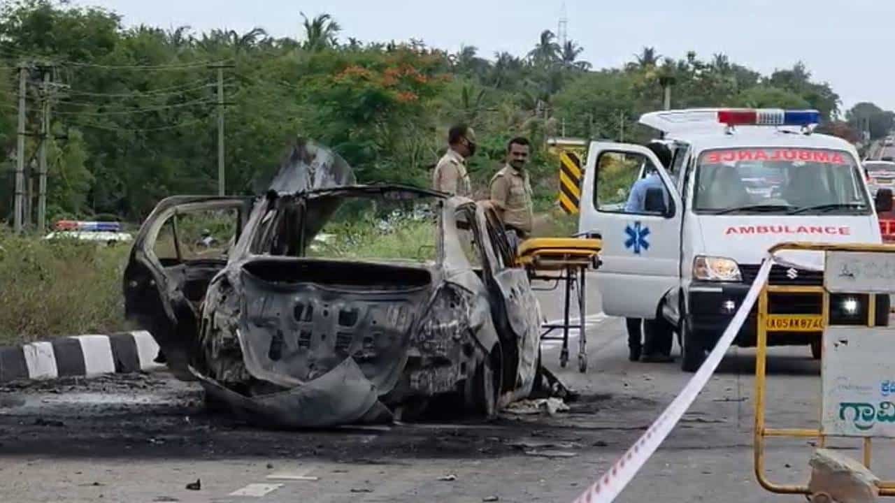 ಪ್ರೇಮ ವೈಫಲ್ಯದ ಅಂತ್ಯ ದುರಂತದಲ್ಲಿ, ಕಾರಿನಲ್ಲೇ ನಾಡಬಾಂಬ್ ಸ್ಫೋಟಿಸಿಕೊಂಡ ಯುವಕ