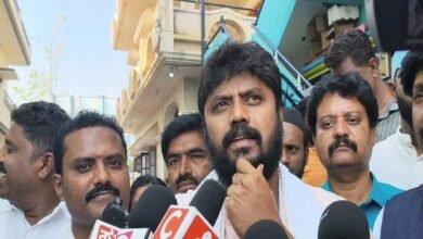ಪ್ರದೀಪ್ ಈಶ್ವರ್ ಮೇಲೆ ಚಪ್ಪಲಿ ಎಸೆದ ವ್ಯಕ್ತಿ! ಚಿಕ್ಕಬಳ್ಳಾಪುರದಲ್ಲಿ ಭಾರೀ ಹೈಡ್ರಾಮಾ