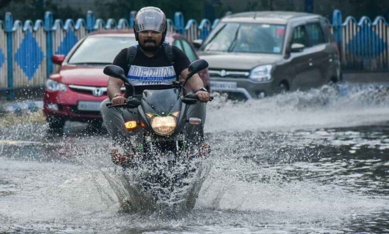 ಭಾರೀ ಮಳೆಯಲ್ಲಿ ಬೈಕ್ ರೈಡ್ ಮಾಡ್ತೀರಾ? ಮೊದಲು ಈ 5 ಸಲಹೆಗಳನ್ನು ತಿಳಿಯಿರಿ