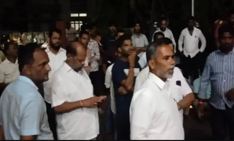 ಭಟ್ಕಳದಲ್ಲಿ ಮತ್ತೊಮ್ಮೆ ಕೋಮು ಸಂಘರ್ಷದ ಕಿಡಿ : ಹಿಂದೂ ಮುಖಂಡನ ಮೇಲೆ ಕೇಸ್ ಬೆನ್ನಲ್ಲೇ ಪೊಲೀಸ್ ಠಾಣೆಗೆ ಮುತ್ತಿಗೆ!