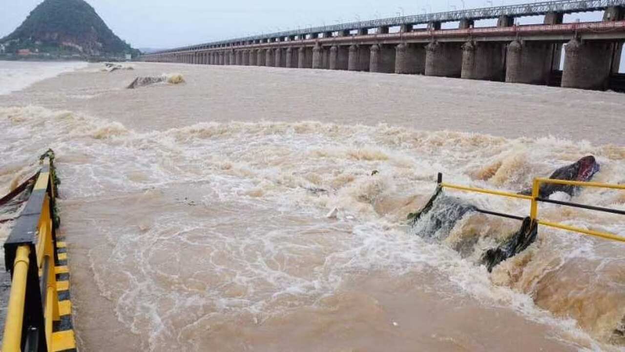 ಕೃಷ್ಣಾ ನದಿಯಲ್ಲಿ ಭಾರಿ ನೀರಿನ ಹರಿವು; ನಿಪ್ಪಾಣಿ-ಚಿಕ್ಕೋಡಿಯಲ್ಲಿ ಸೇತುವೆಗಳು ಜಲಾವೃತ