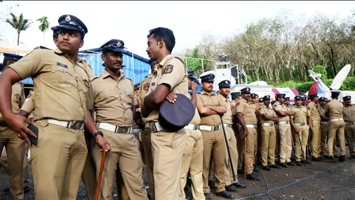 ರಾಜಧಾನಿ ಪೊಲೀಸ್ ಇಲಾಖೆಯಿಂದ ಬಹುಭಾಷಾ ಸೇವೆ : ಕನ್ನಡಿಗರ ಕಣ್ಣು ಕೆಂಪಗಾಗಿಸಿದ ಖಾಕಿ ನಡೆ