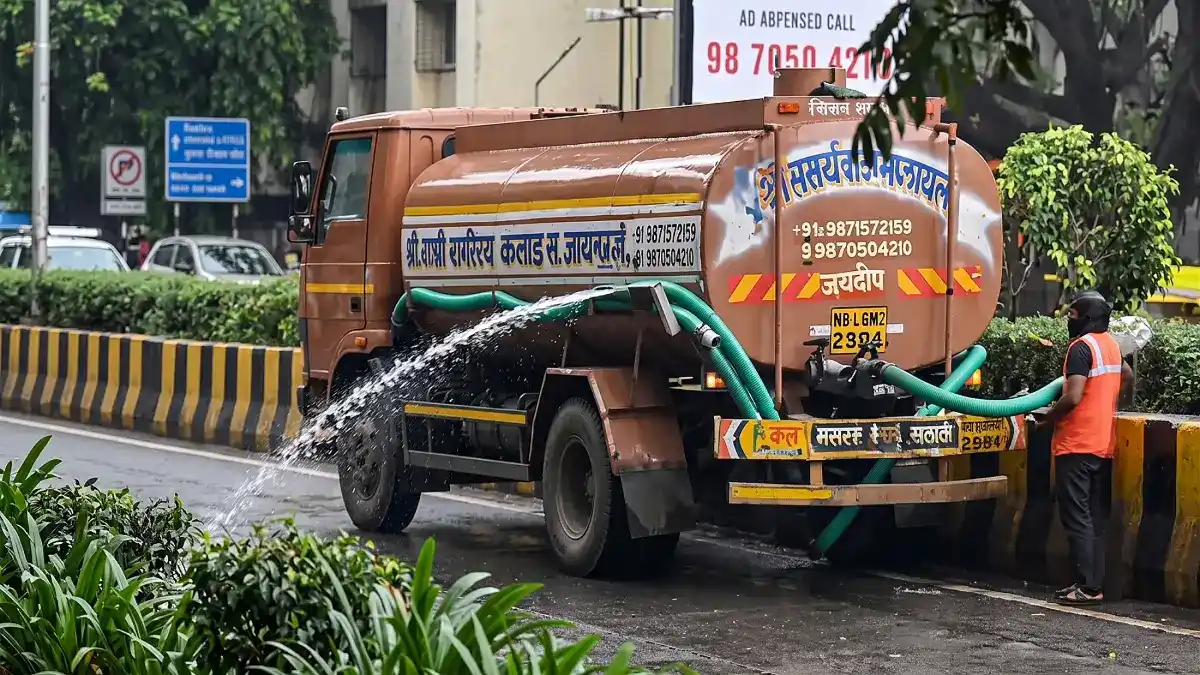 Viral News : ಭಾರೀ ಮಳೆಯಲ್ಲೂ ರಸ್ತೆ ಬದಿಗಿಡಗಳಿಗೆ ನೀರುಣಿಸಿದ ಪೌರ ಕಾರ್ಮಿಕ, ವಿಡಿಯೋ ವೈರಲ್