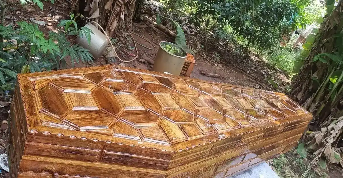 ಚೀನಾದಲ್ಲಿ ಜೈಲು ಶಿಕ್ಷೆಯಿಂದ ತಪ್ಪಿಸಿಕೊಳ್ಳಲು ಶವಪೆಟ್ಟಿಗೆ ಏರಿದ ಖದೀಮ.. ಪೊಲೀಸರ ಕೈಯಲ್ಲಿ ಇಡೀ ಕುಟುಂಬವೇ ಲಾಕ್!