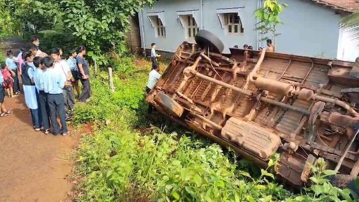 ಉಡುಪಿ : ಕಂದಕಕ್ಕೆ ಉರುಳಿದ ಶಾಲಾ ಬಸ್, 7 ವಿದ್ಯಾರ್ಥಿಗಳಿಗೆ ಗಾಯ