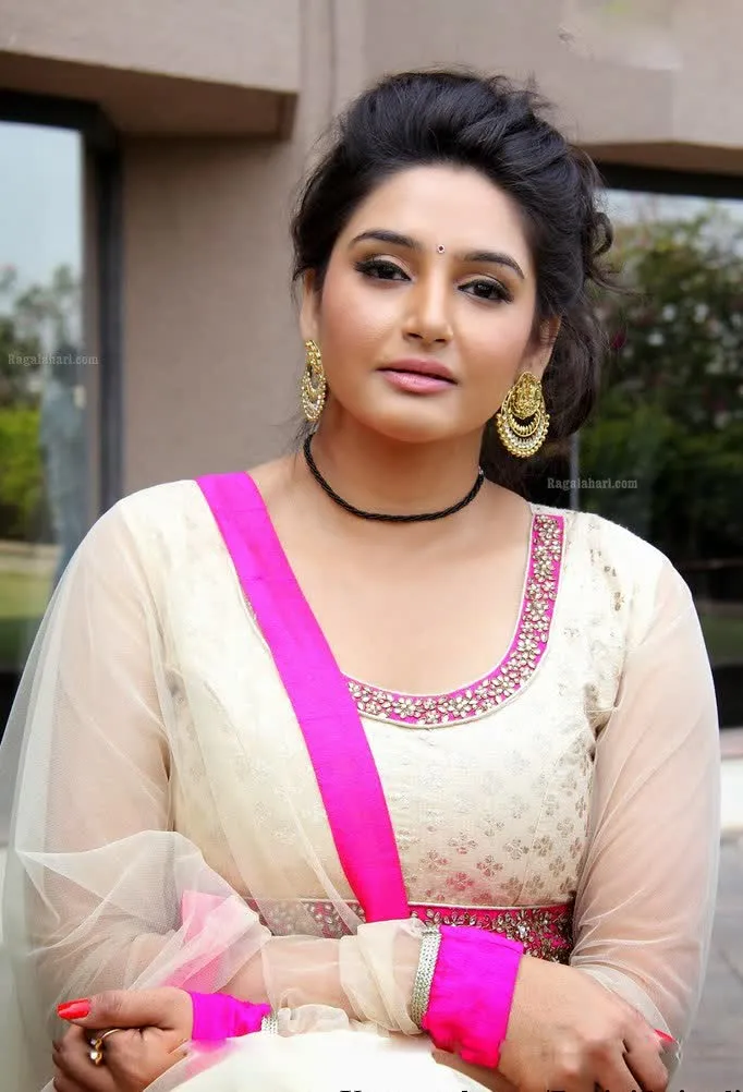 Ragini Dwivedi 9