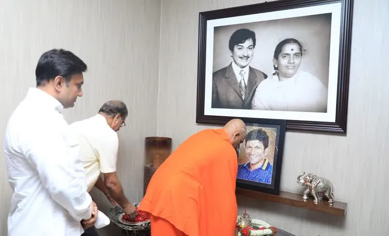 Nirmalanandanatha Swamiji Visit Puneeth Raj Kumar House 1