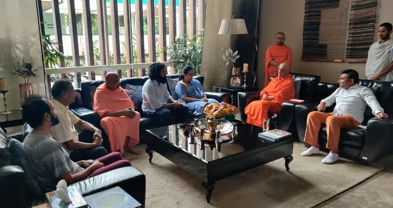 Nirmalanandanatha Swamiji Visit Puneeth Raj Kumar House 2