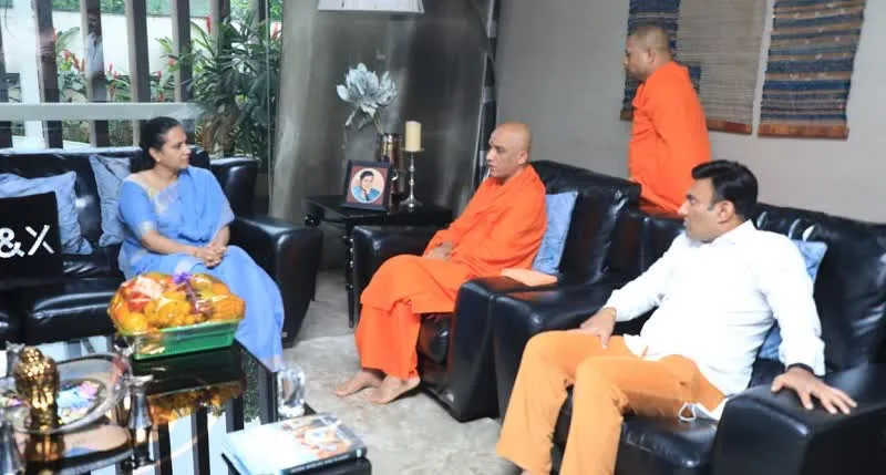 Nirmalanandanatha Swamiji Visit Puneeth Raj Kumar House 3