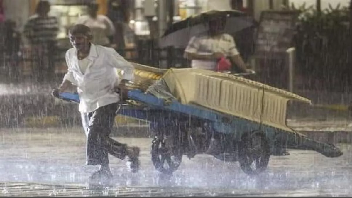 Mumbai Rains: Mumbai: City battered by heavy rains: Yellow alert announced