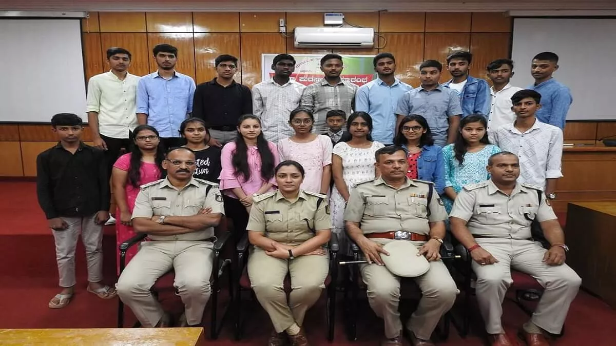 Chikmagalur District Police: Distribution of incentive money to talented children of police