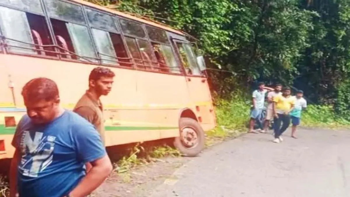 Bus Accident Nagodi Ghat near Kollur Udupi 17 Students Injured
