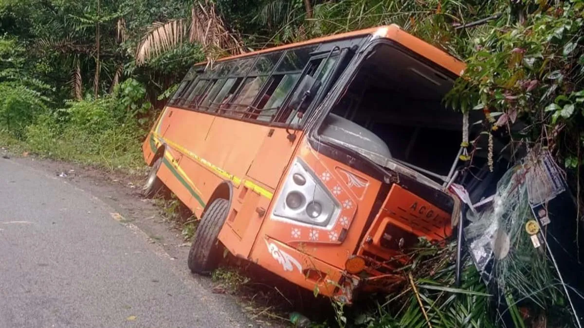 Bus Accident Nagodi Ghat near Kollur Udupi 17 Students Injured